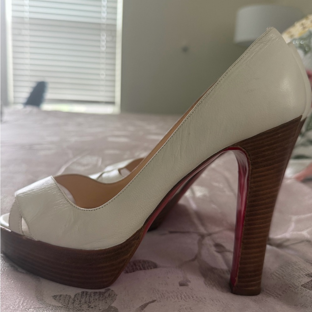 Christian Louboutin White Leather Pumps with Red Soles - Picture 2 of 11